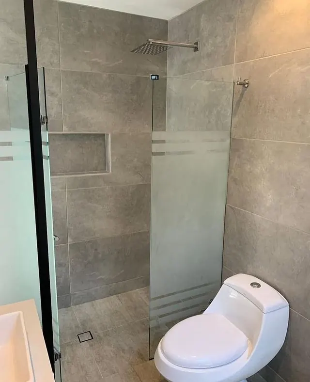 Baño moderno con ducha y vidrio templado