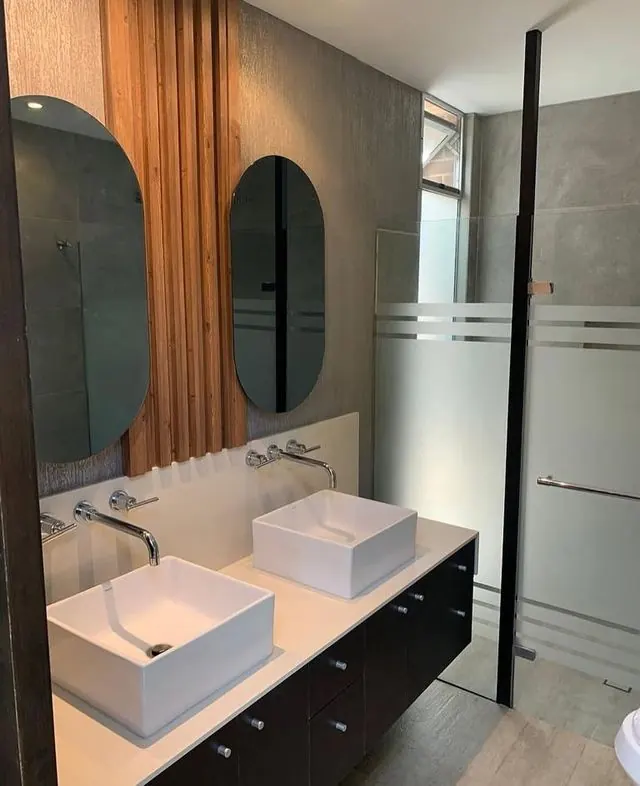 Baño doble lavamanos con espejos ovalados
