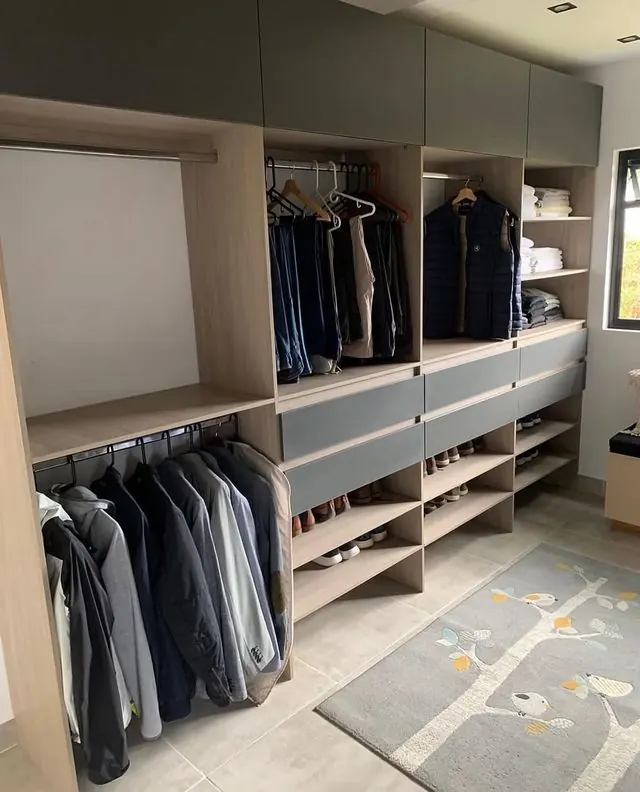 Walk-in closet con cajones y zapatera