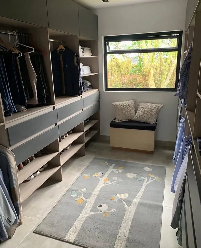 Walk-in closet vista completa