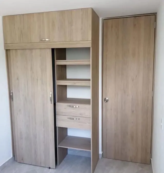 Closet puertas corredizas madera natural