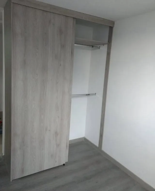 Closet corredizo gris con barras