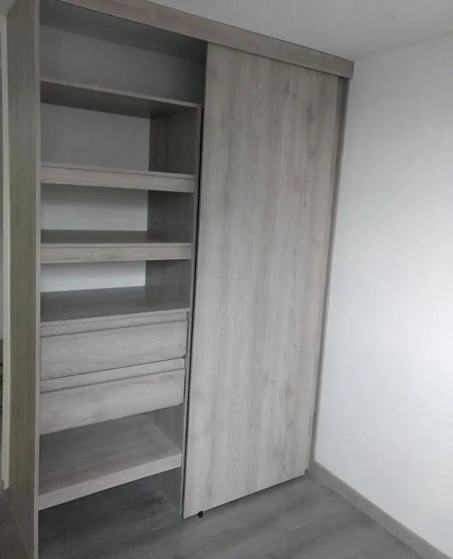 Closet interior con cajones y repisas