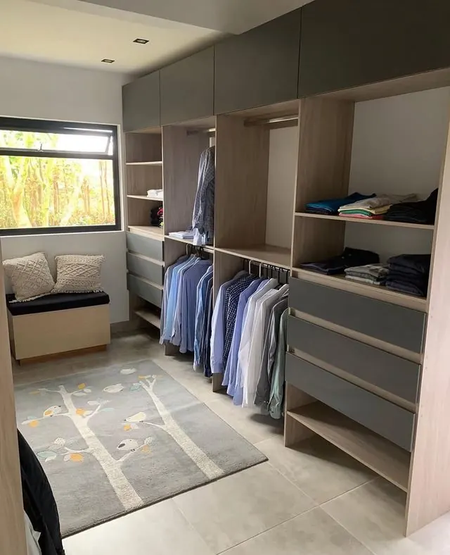 Walk-in closet con banco y ventana