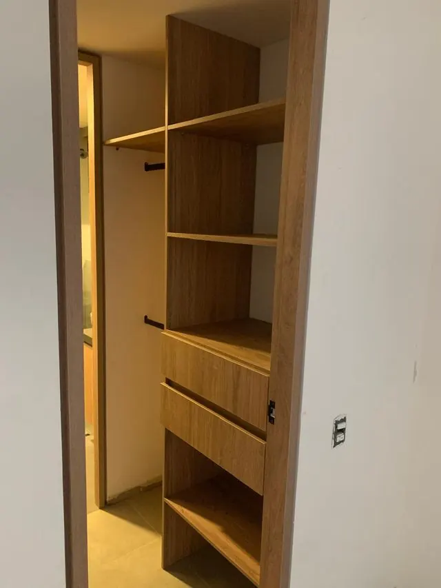 Closet vestier con barras, cajones y repisas en madera