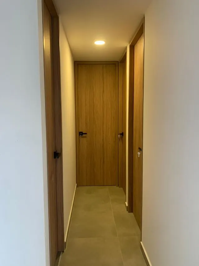 Puertas de madera en pasillo con herrajes negros