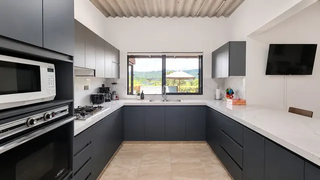 Cocina en U terminada con vista a la ventana
