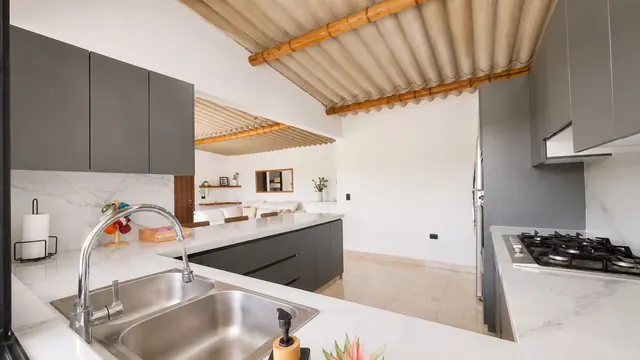 Cocina terminada con isla y vista hacia la sala