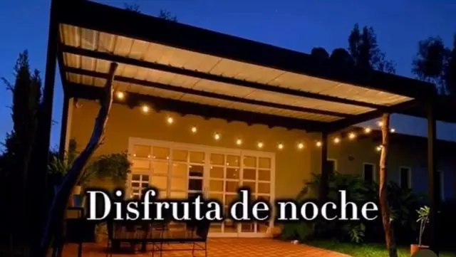 Pergola con luces vista nocturna