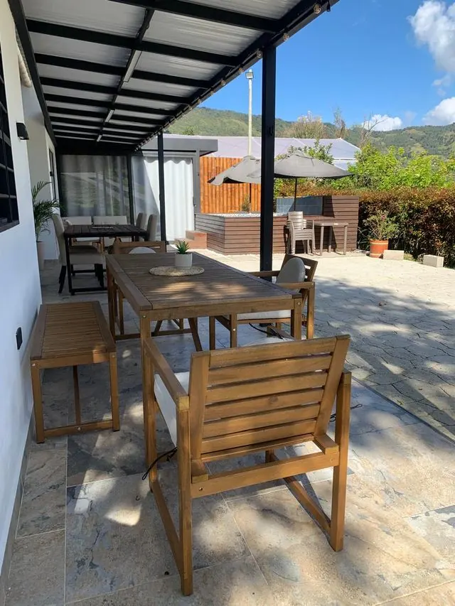 Pérgola con comedor exterior y vista a la montaña