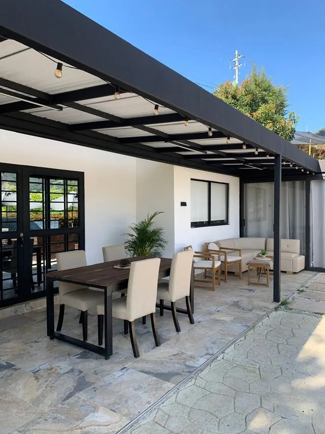 Pérgola de terraza con luces y zona social