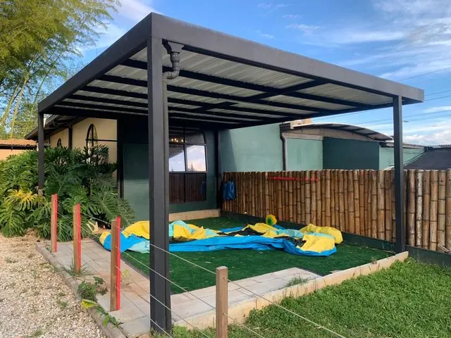 Pérgola metálica independiente sobre zona de juegos