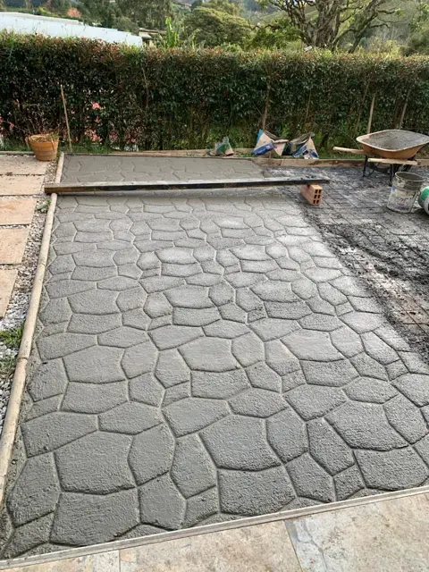 Piso de concreto estampado recién fraguado, patrón tipo piedra
