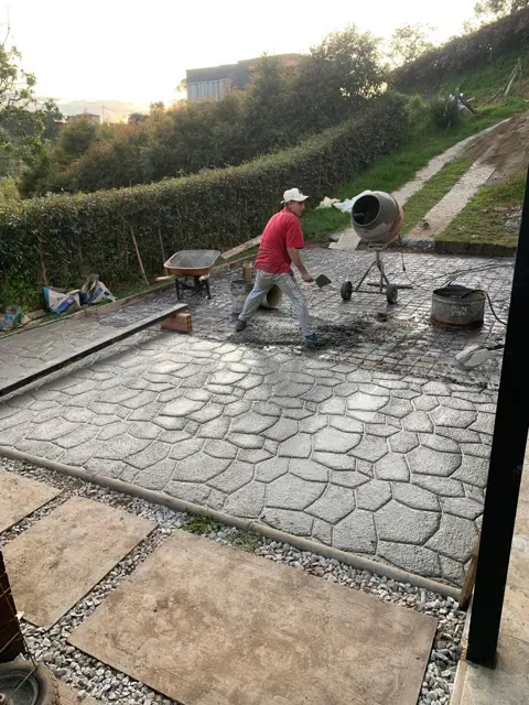 Vaciado y estampado de concreto en patio exterior