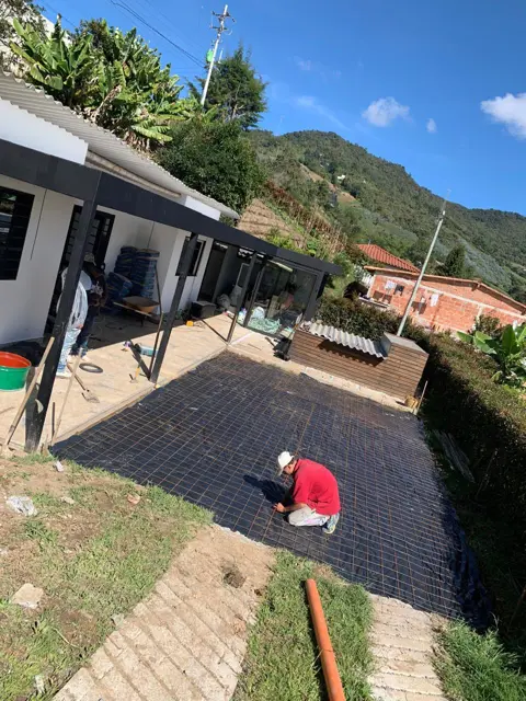 Malla electrosoldada sobre plástico lista para vaciar piso exterior