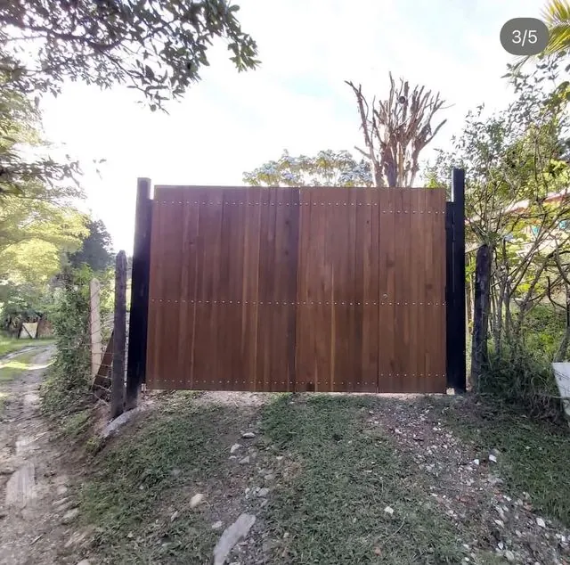 Portón madera oscura - cerrado