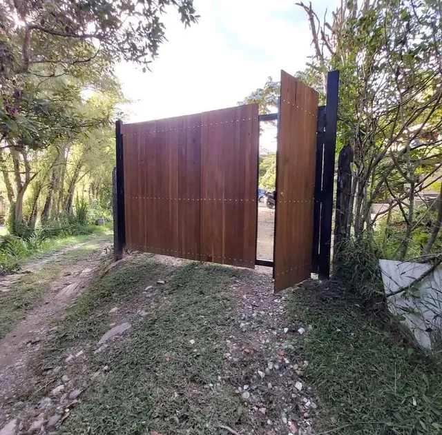 Portón madera oscura - abierto