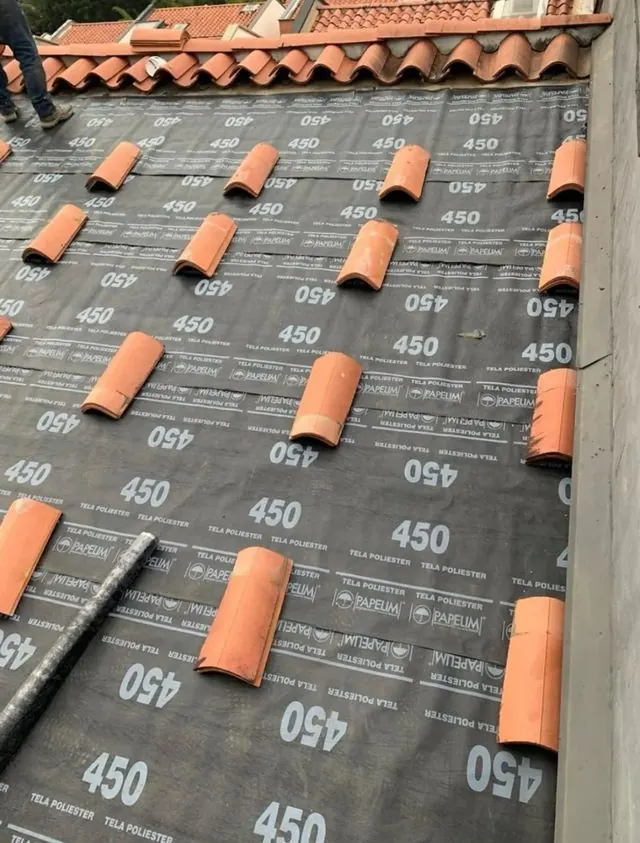 Impermeabilización con manto de tela poliéster antes de instalar la teja