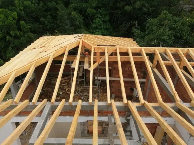 Estructura de madera de una cubierta a cuatro aguas en construcción