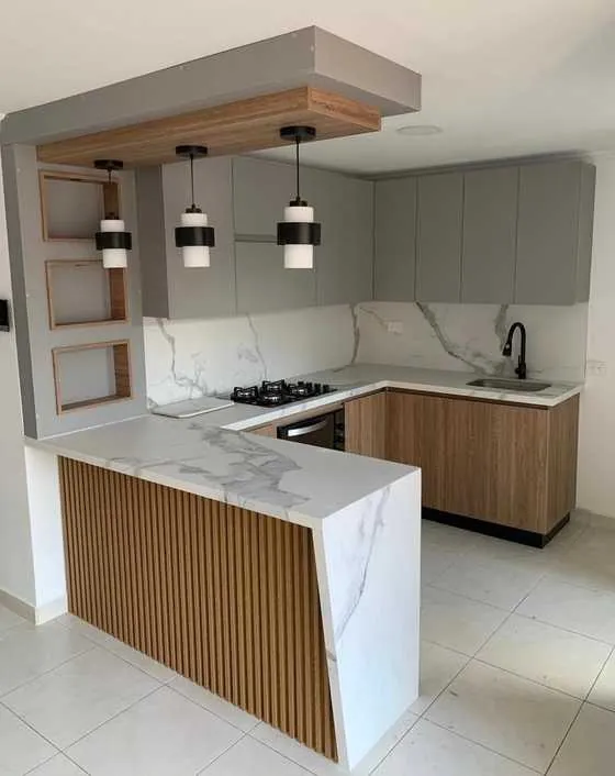 Cocina integral moderna con isla de mármol en Rionegro
