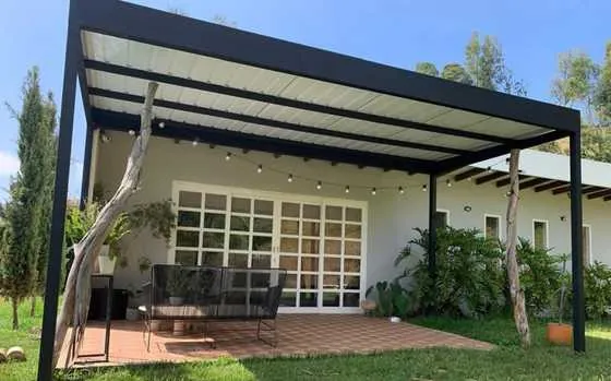 Pérgola metálica con techo traslúcido en finca del Oriente Antioqueño