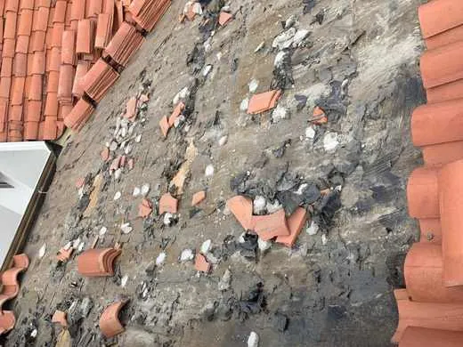 Techo dañado antes de reparación