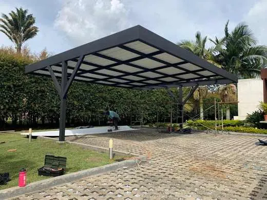 Pérgola terminada con techo traslúcido