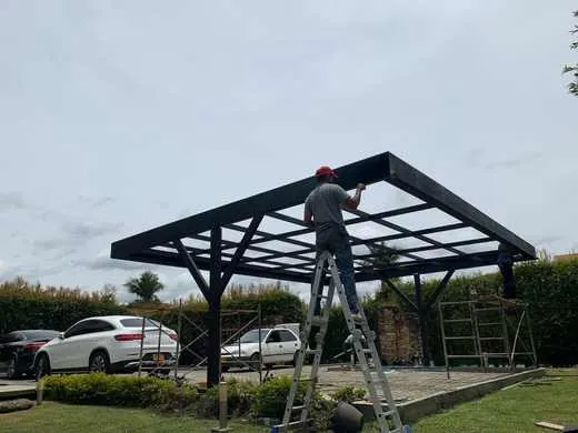 Estructura de pérgola en construcción