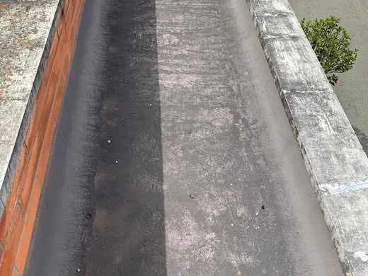Techo dañado con tejas rotas antes de impermeabilizar